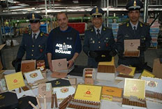 La guardia de finanzas (Guardia di Finanza) incauta un cargamento de más de una tonelada de cigarros falsificados en el aeropuerto de Roma – Fiumicino.  